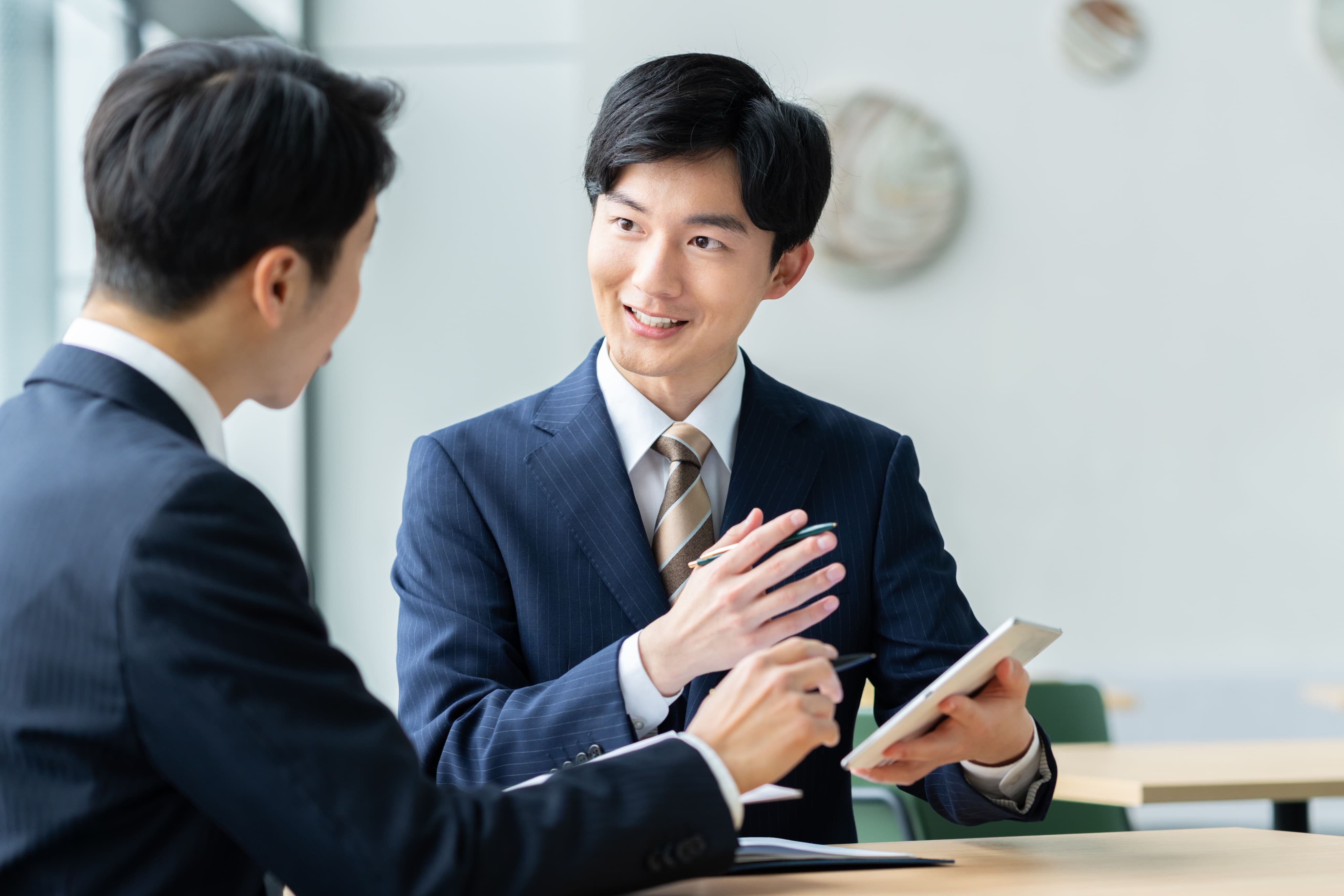 ビジネスマンの会話シーン