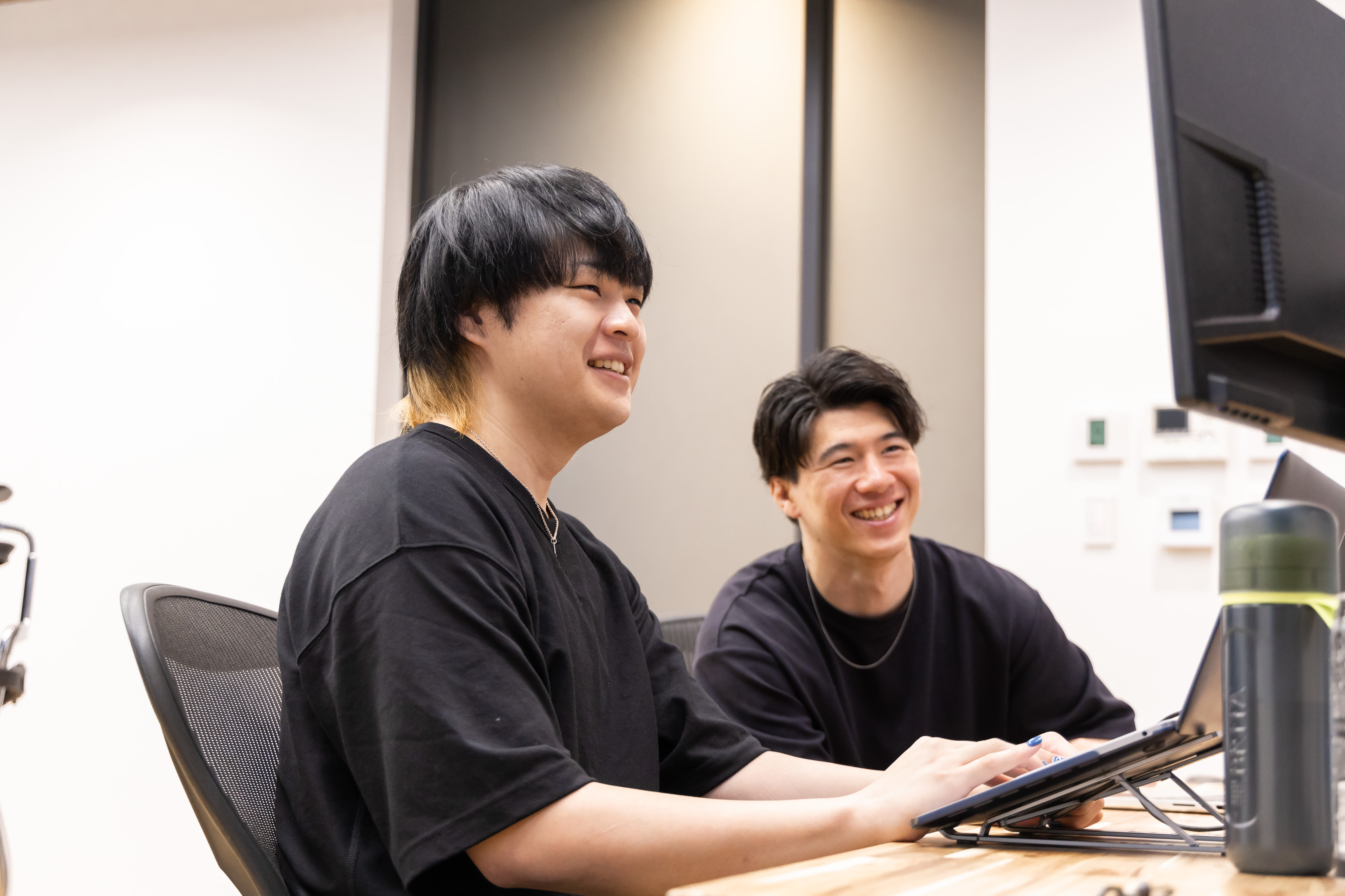 オフィスで働く様子